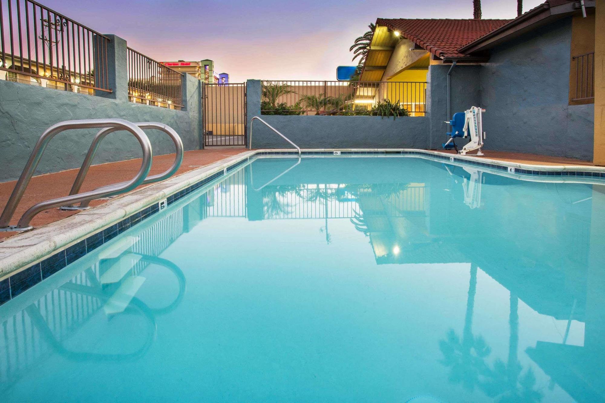 Howard Johnson By Wyndham National City/San Diego South Exterior foto